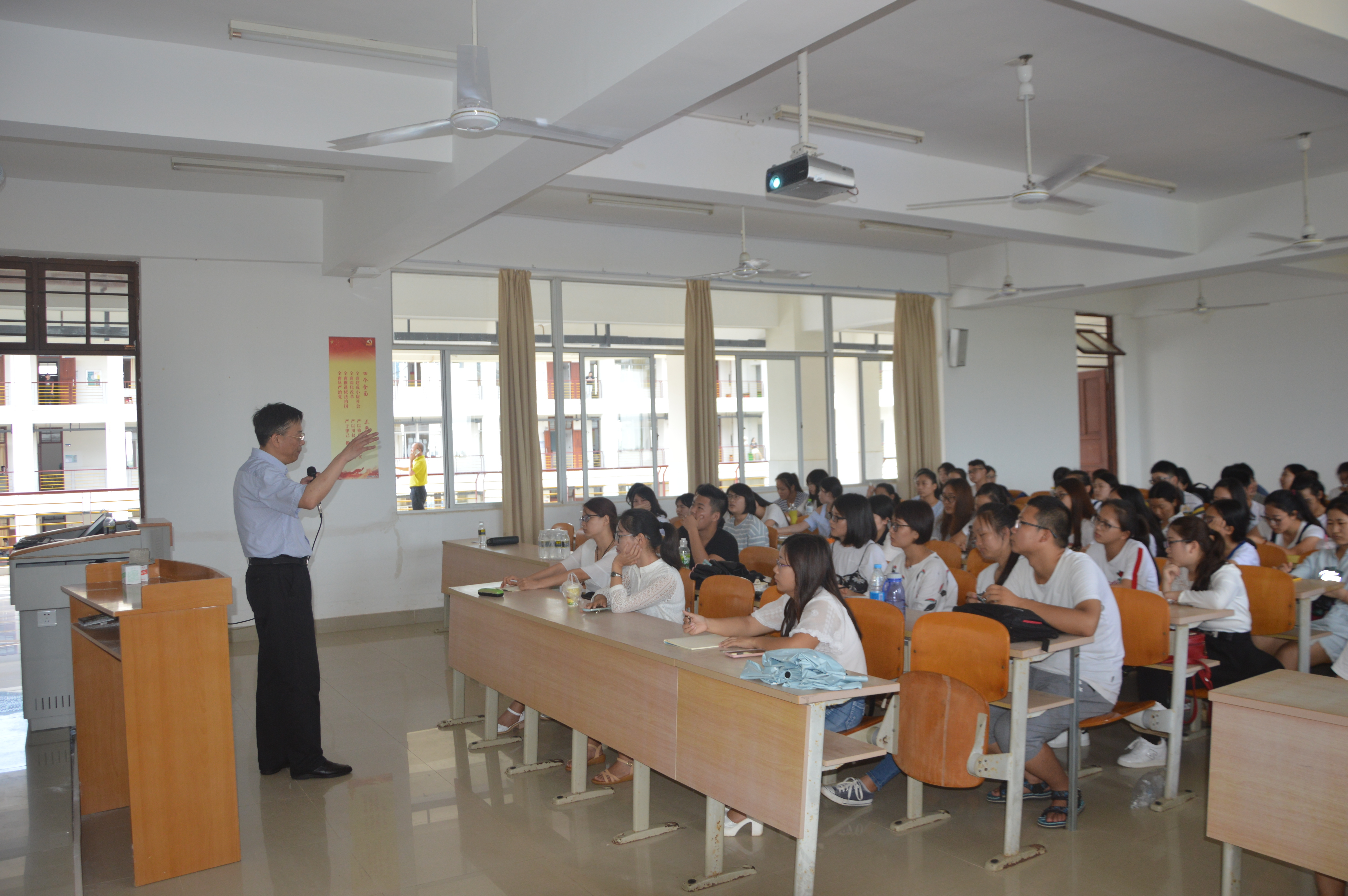 中国人民大学俞国良教授应邀到我院做开展学术讲座