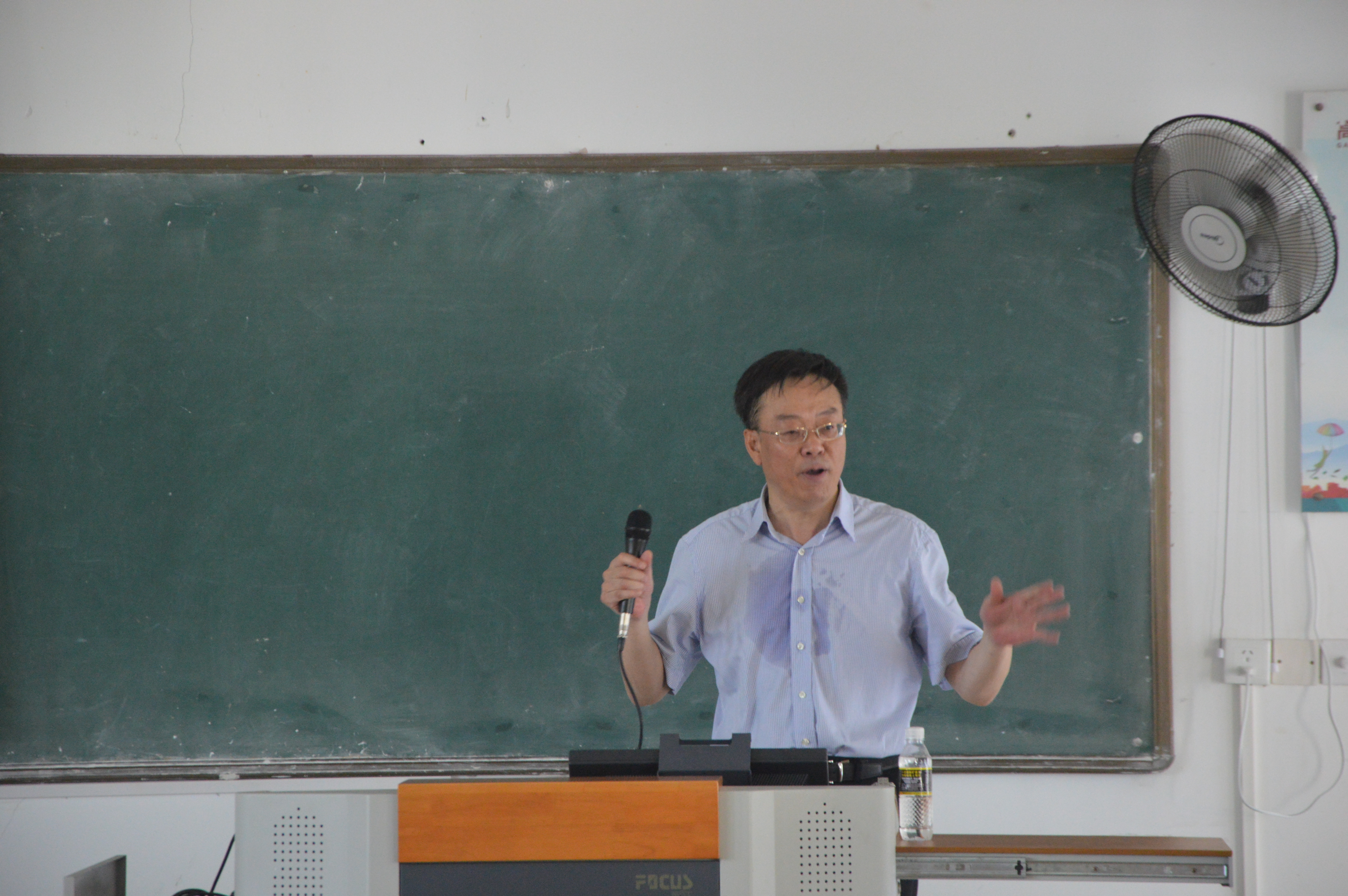 中国人民大学俞国良教授应邀到我院做开展学术讲座