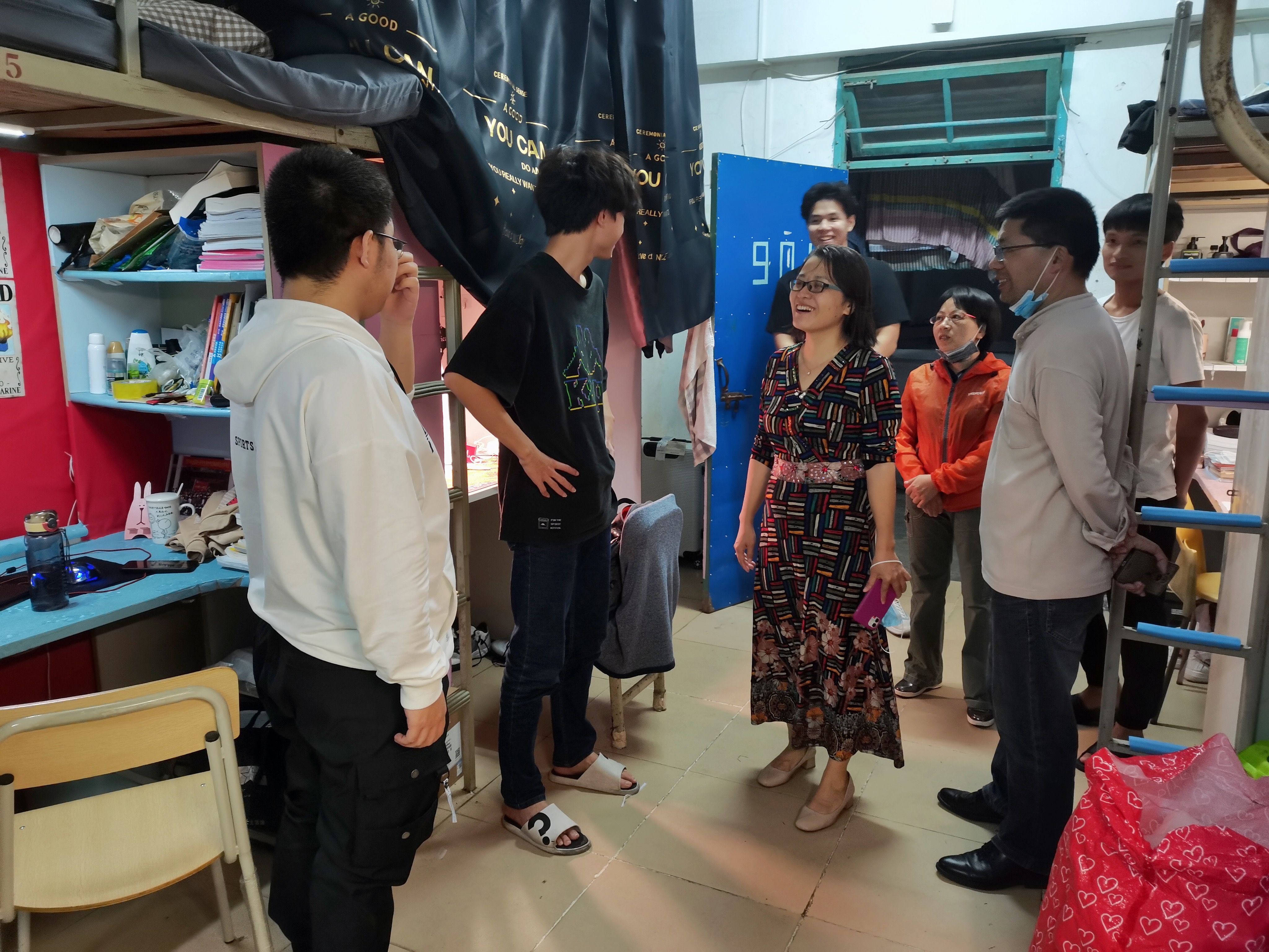 心理学院开学初走访学生宿舍