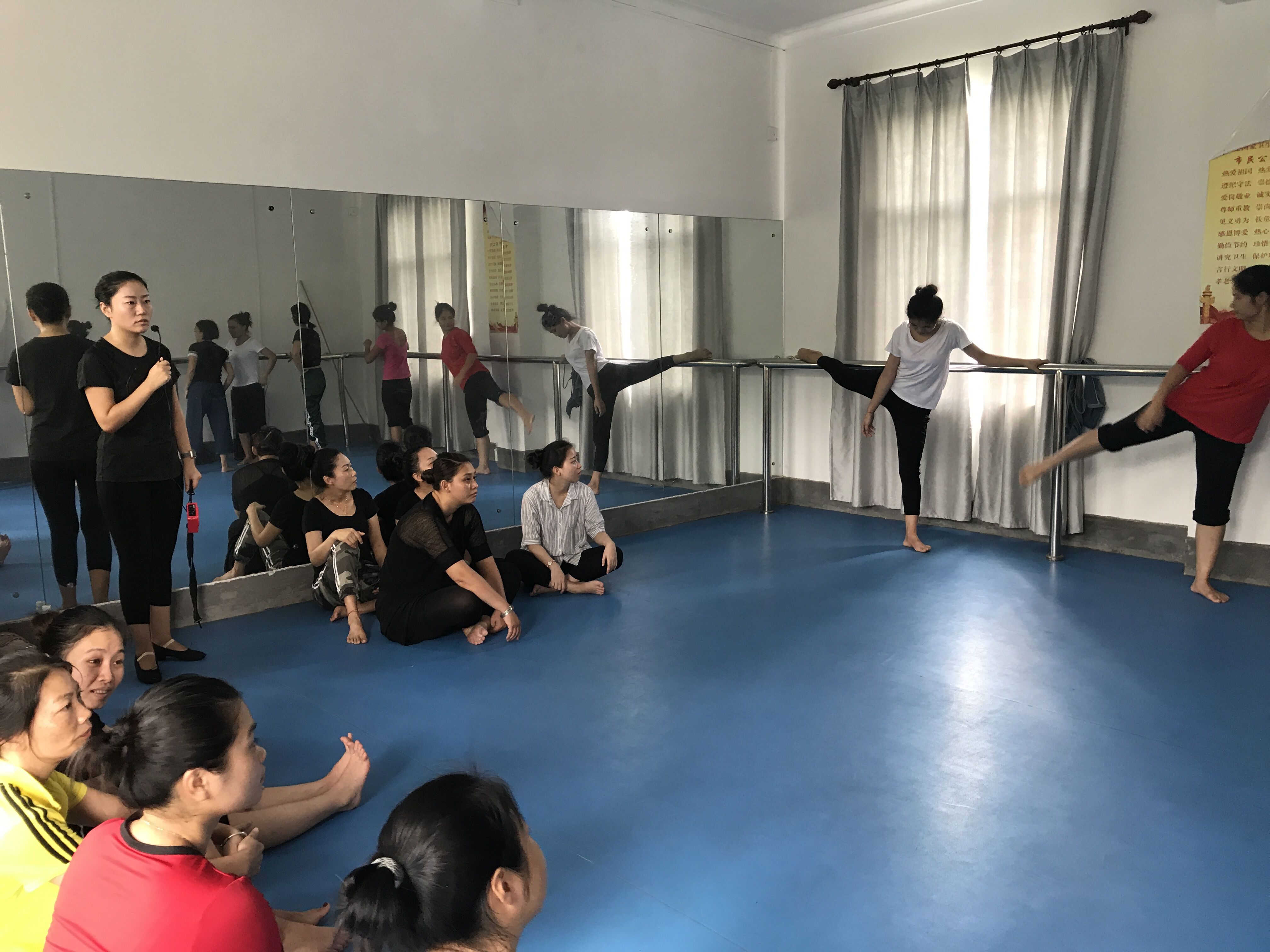 琼中、儋州两地幼儿园教师来我院参加技能培训