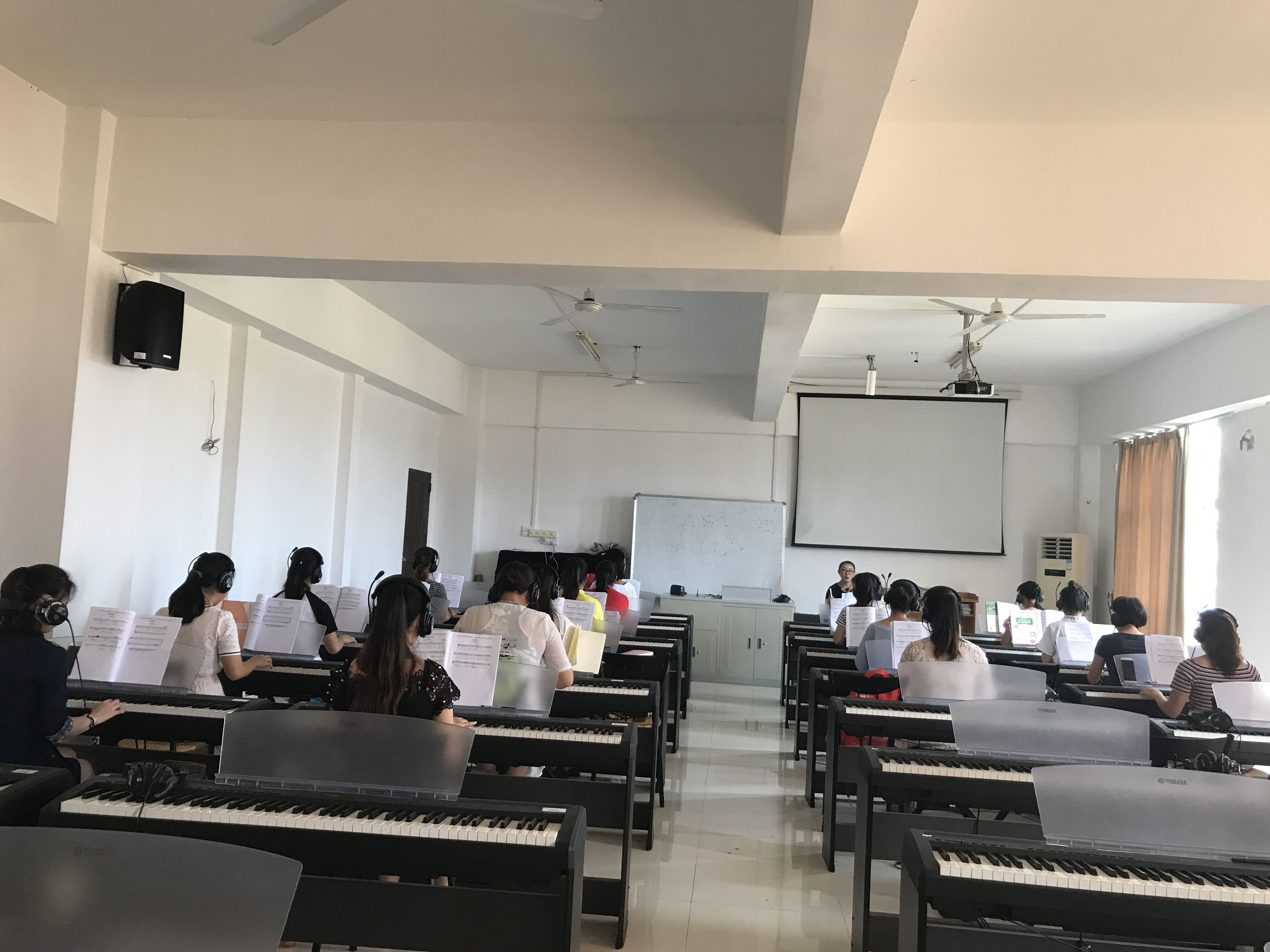 琼中、儋州两地幼儿园教师来我院参加技能培训