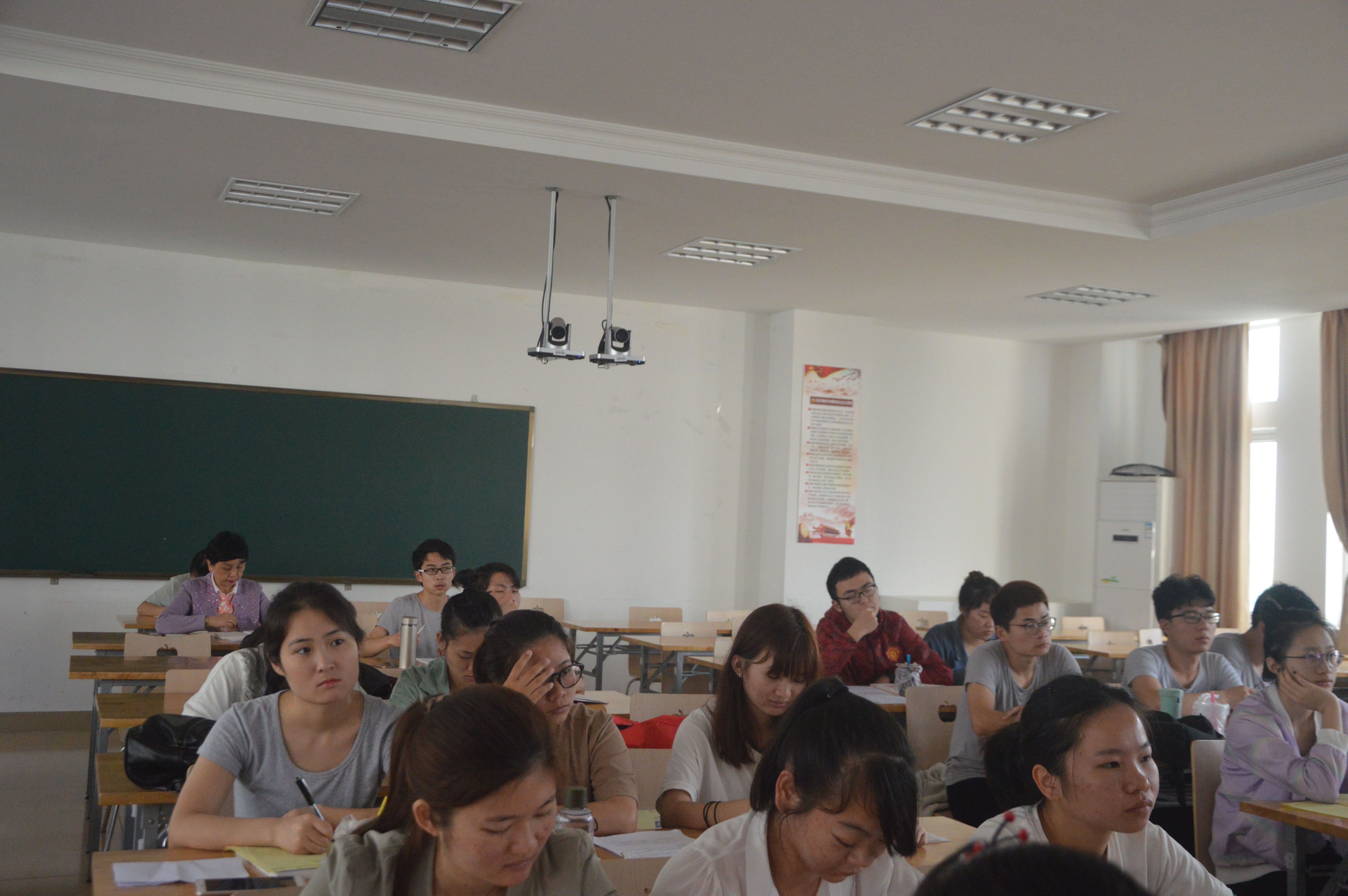 学校党委书记李红梅深入我院课堂听课