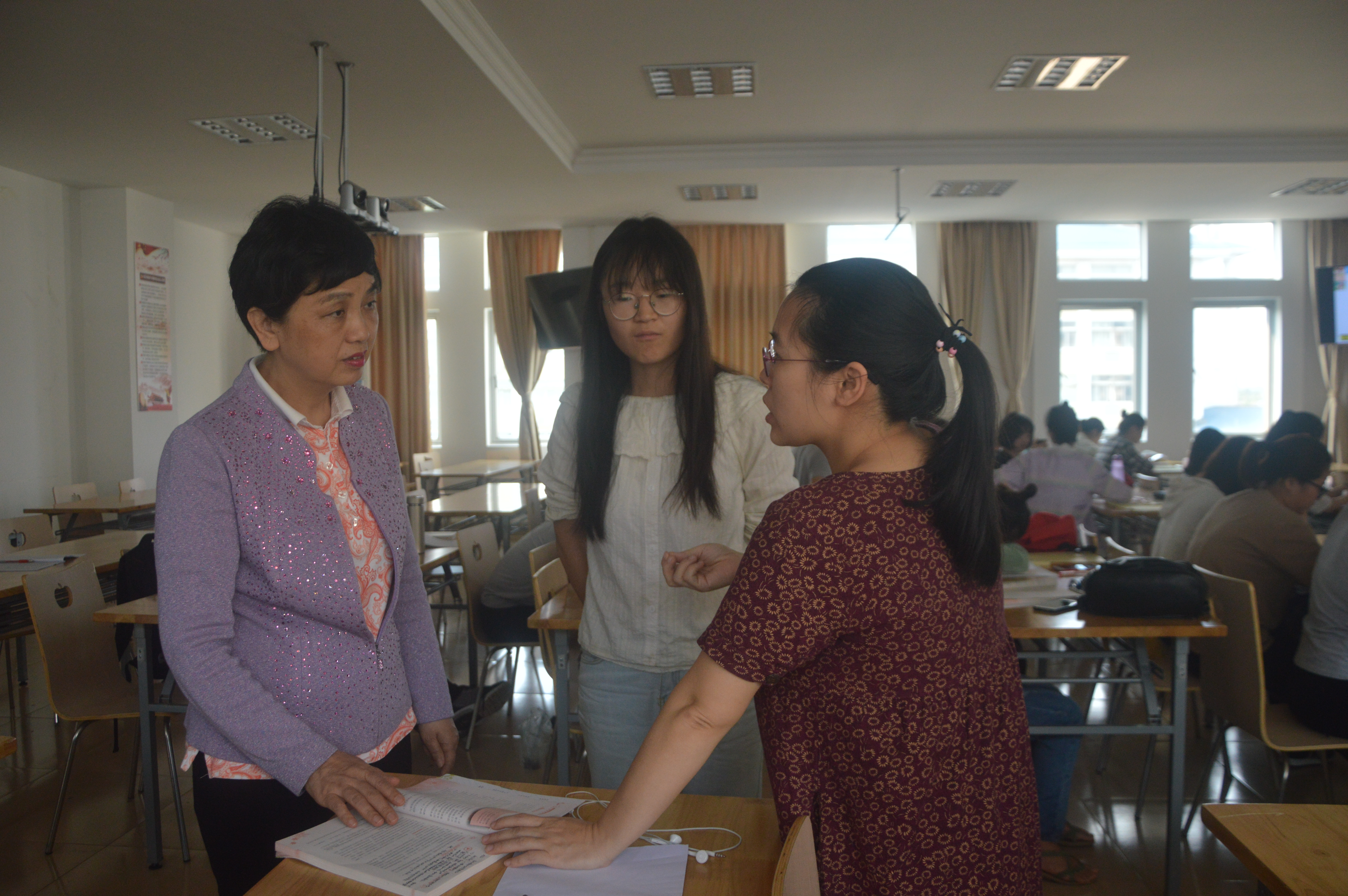 学校党委书记李红梅深入我院课堂听课