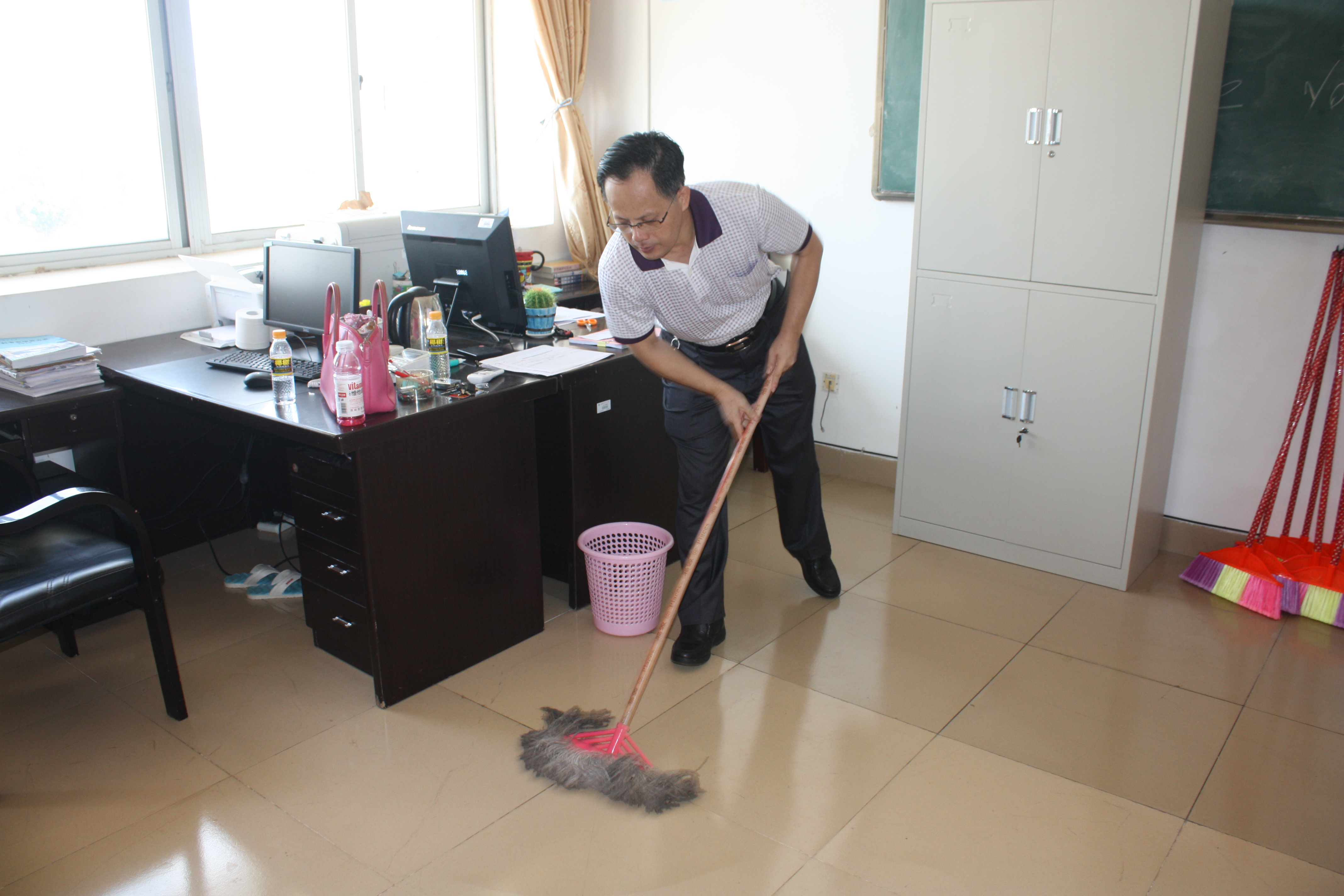 我院组织师生清理桂林洋校区环境和办公室卫生