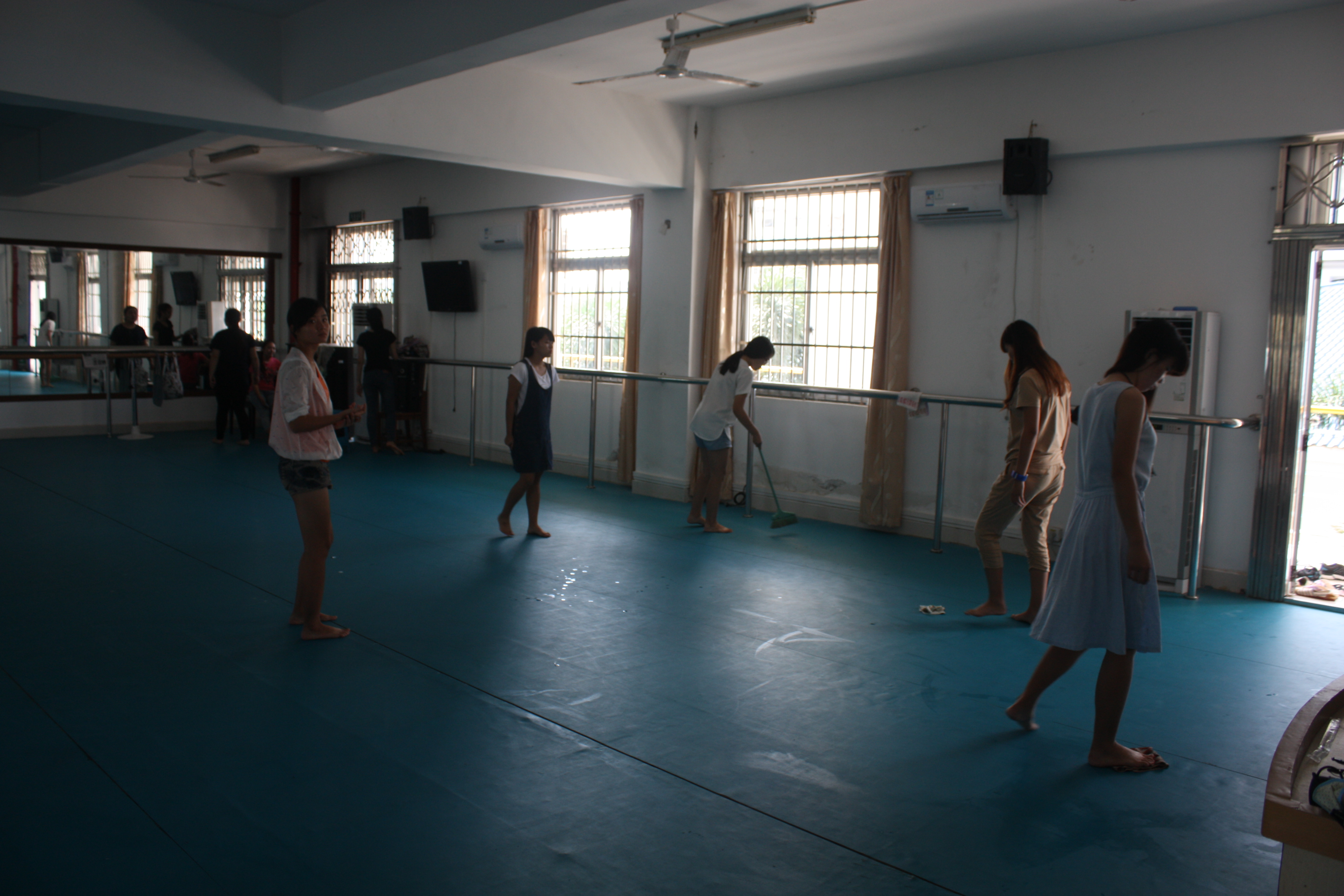 我院组织师生清理桂林洋校区环境和办公室卫生