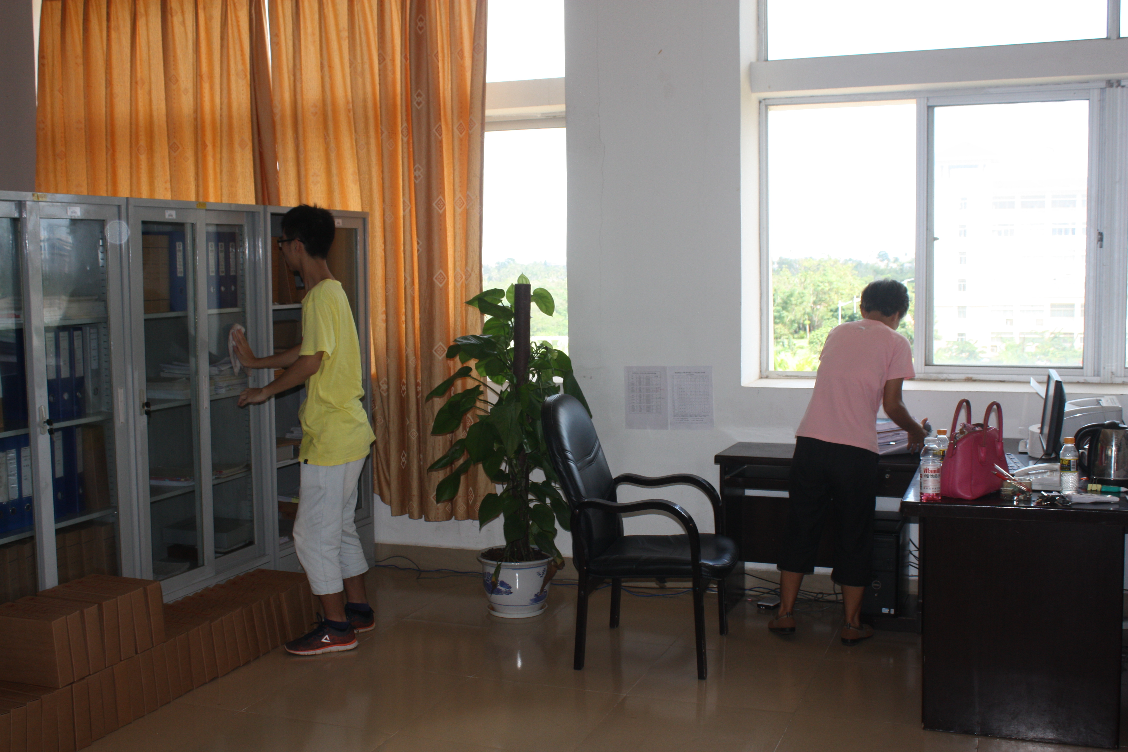 我院组织师生清理桂林洋校区环境和办公室卫生