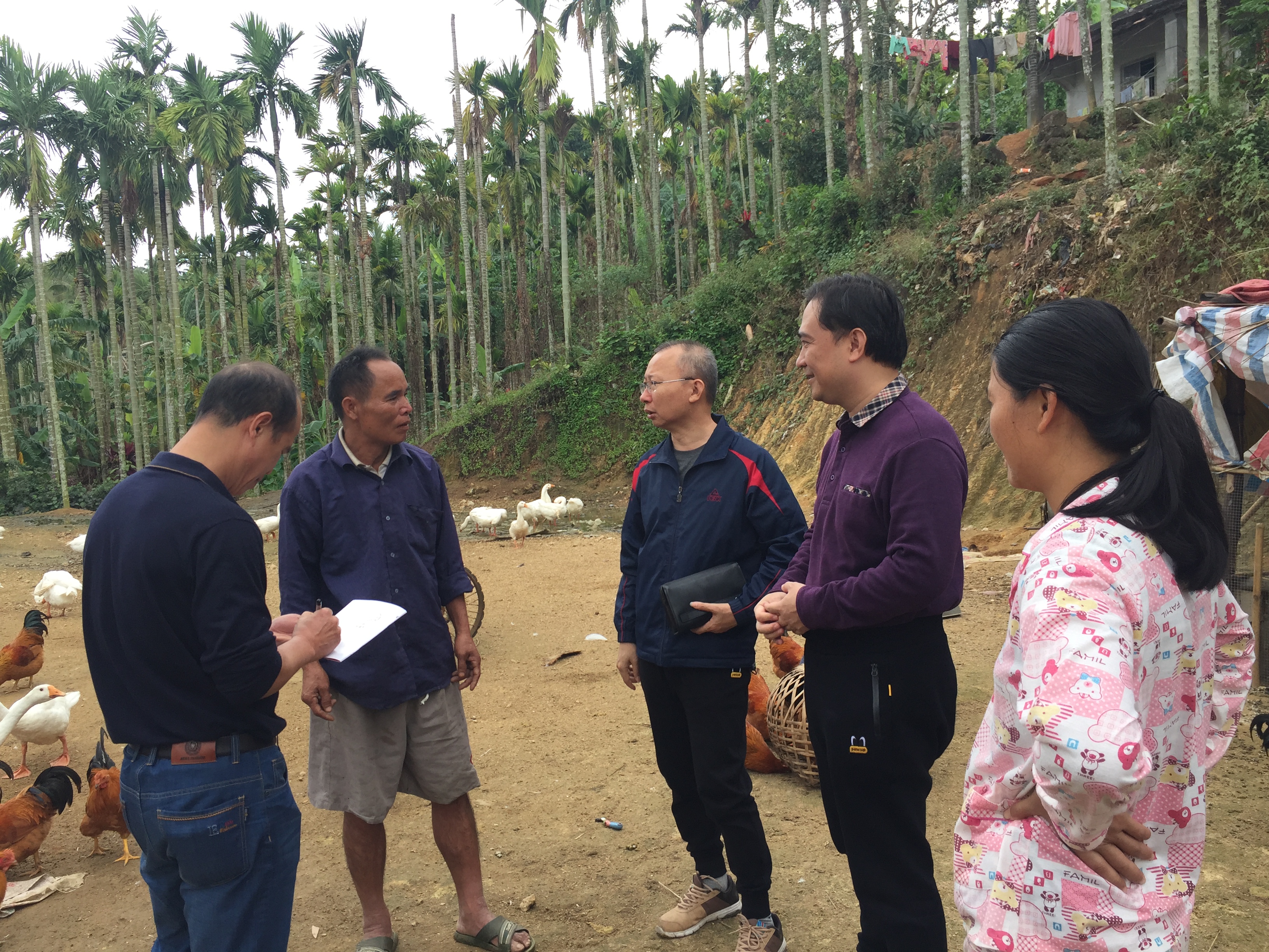 学院领导前往陵水亚欠村慰问帮扶户